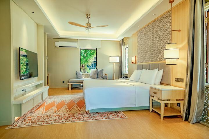 Room 25 of 102