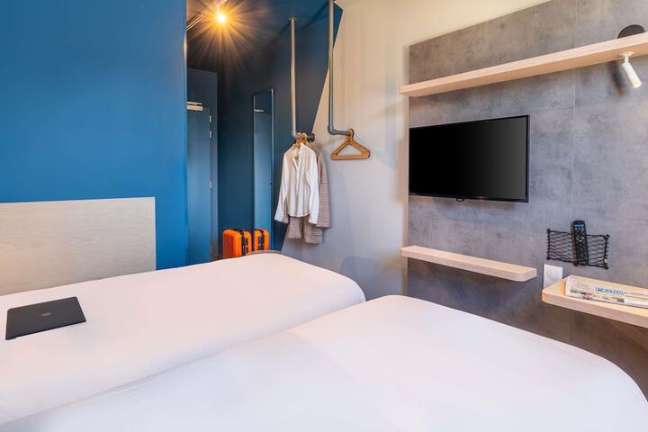 Room 7 of 32