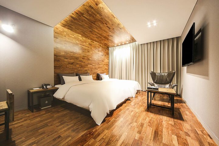 Room 17 of 47