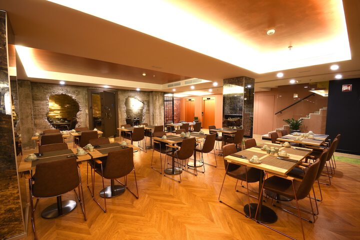 Dining 40 of 65