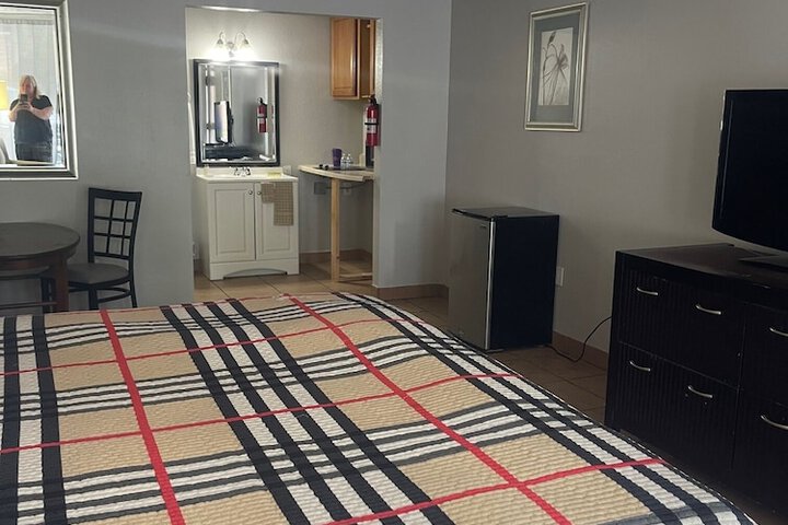 Deluxe Single Queen Bed (5 of 50)