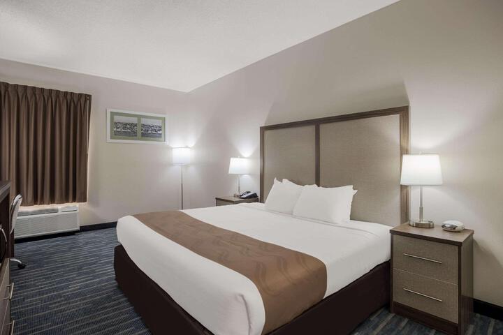 1 King Bed (2 of 13)