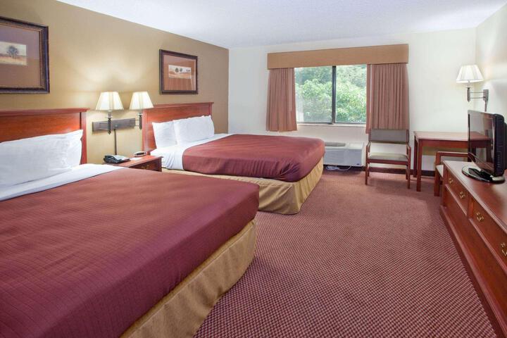 1 Queen Bed Accessible (4 of 5)