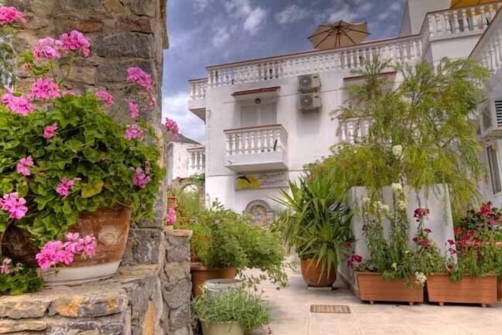 Hotel Exterior 23 of 28