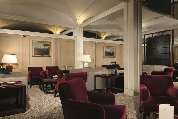 Lounge 38 of 51