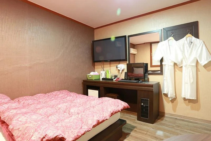 Room 5 of 10