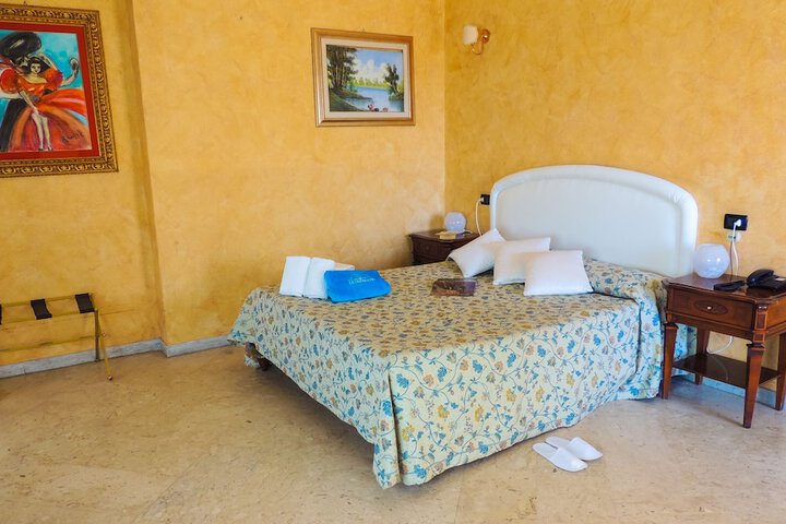 Room 5 of 90