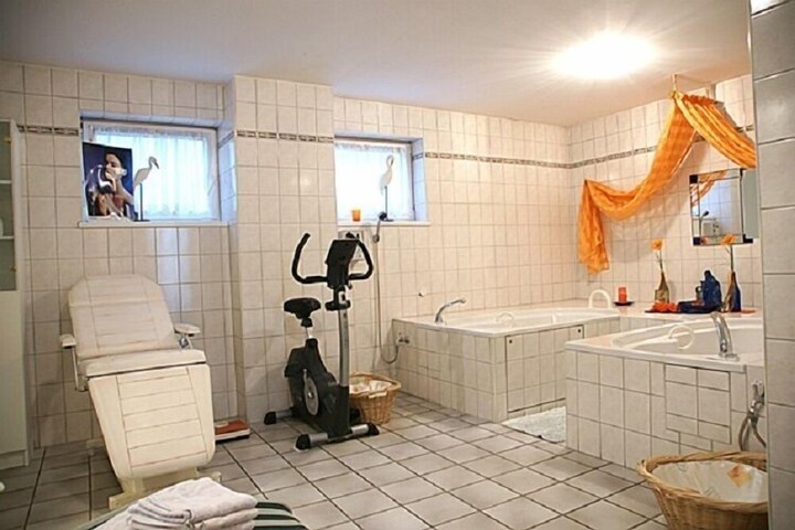 Room 14 of 27