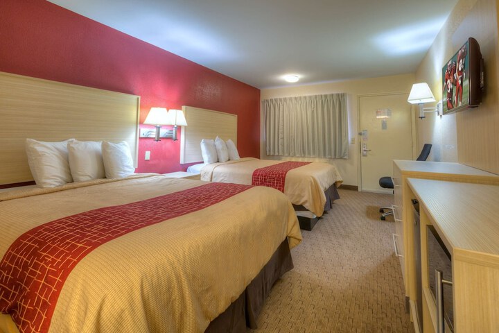 Deluxe 2 Queen Beds (3 of 4)