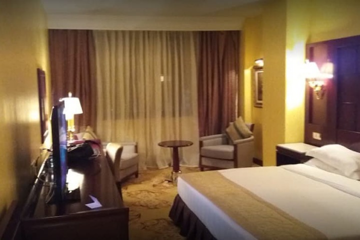Room 10 of 37