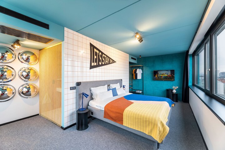 Room 28 of 146