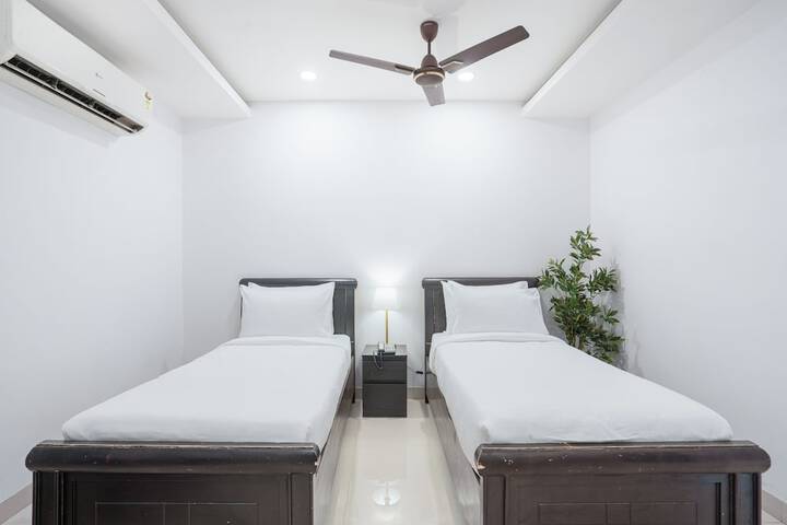 Room 4 of 16