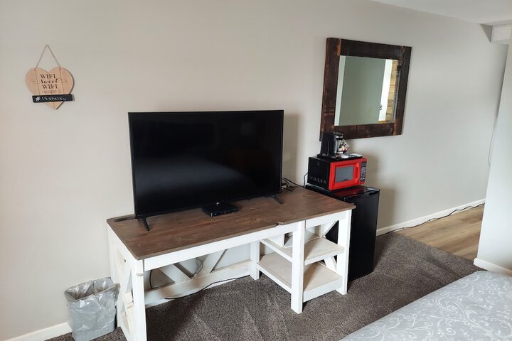 Basic Single Room (3 of 9)