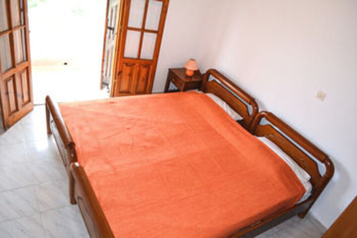 Room 8 of 16