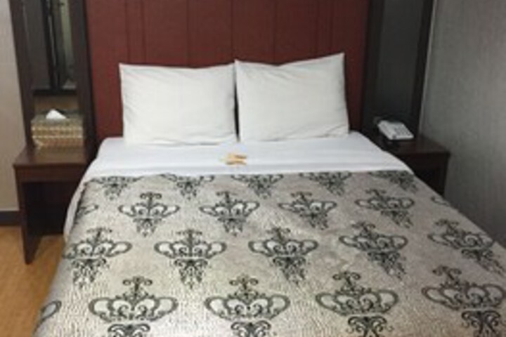 Room 6 of 14