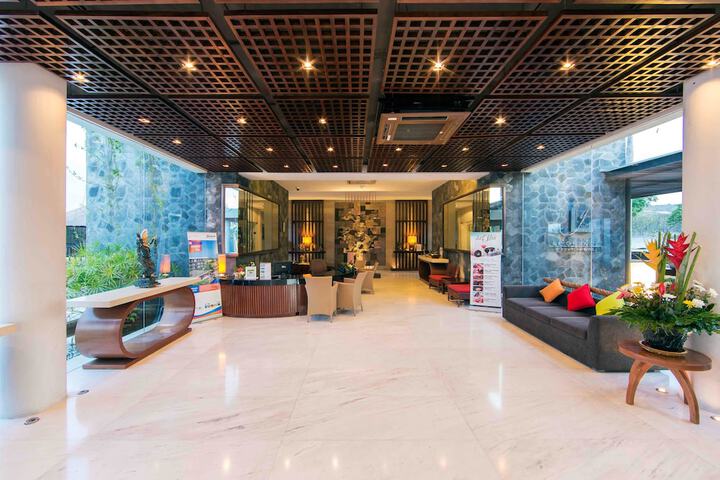 Entrance & Lobby