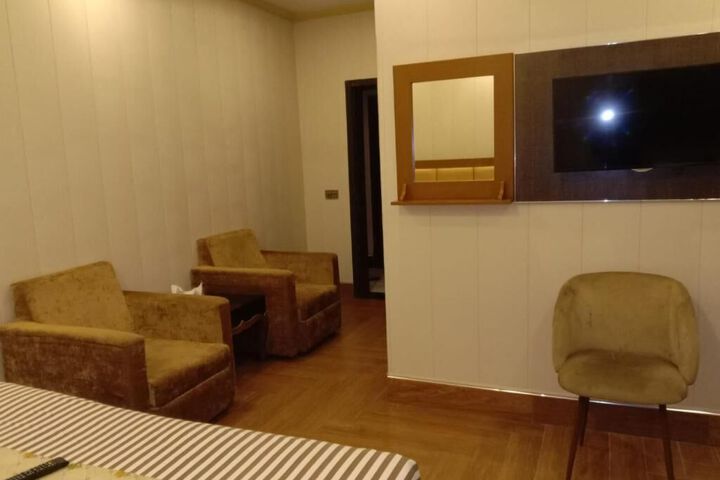 Room 6 of 11