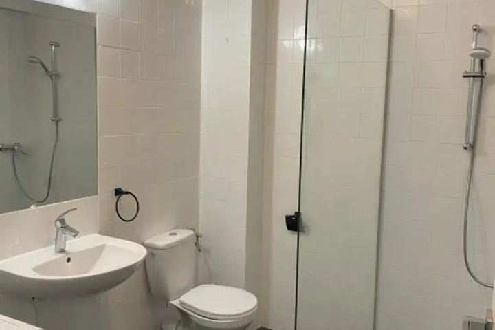 Room 6 of 8