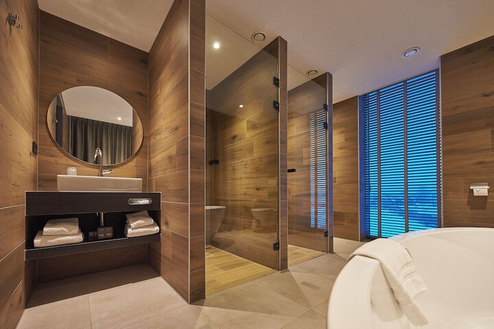 Room 28 of 49