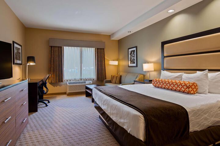 1 King Accessible Communication Assistance Bathtub Sofa Bed Full Breakfast (7 of 10)