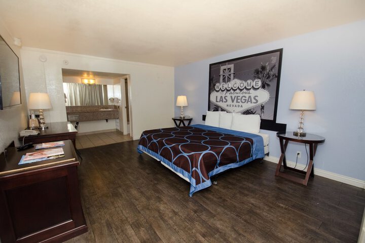 1 Queen Bed (2 of 18)