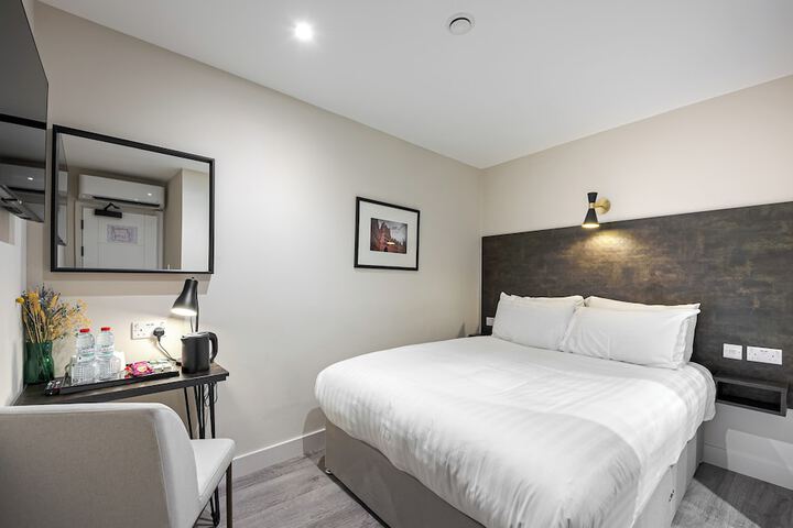 Room 32 of 46