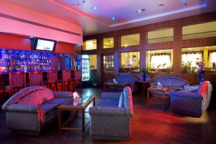 Lounge 25 of 31