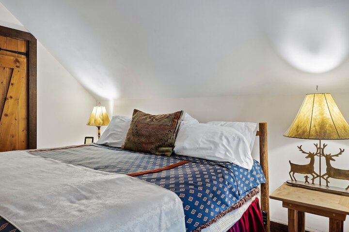 Snug Hug Queen Suite with Fireplace (86 of 131)
