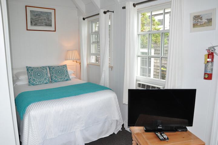Double Bed City View Shared Bathroom (14 of 21)