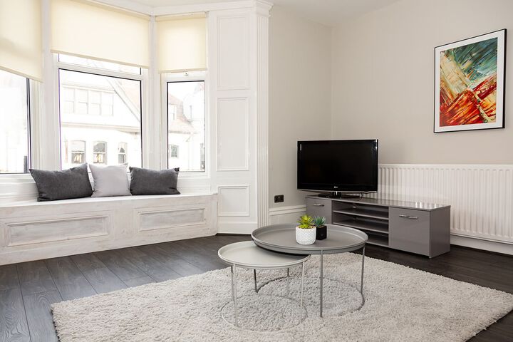 Lounge 8 of 22
