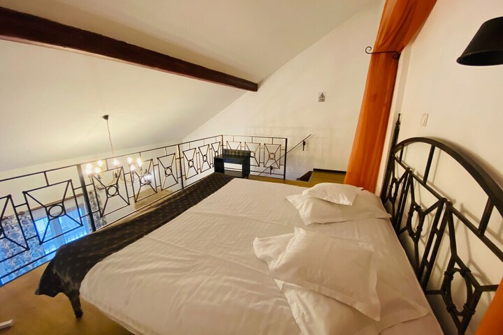 Room 5 of 17