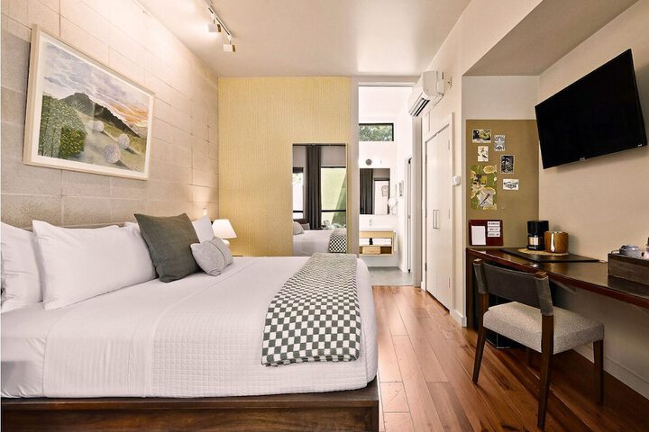 Room 32 of 77