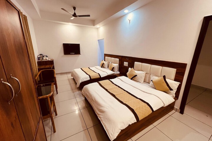 Room 2 of 10