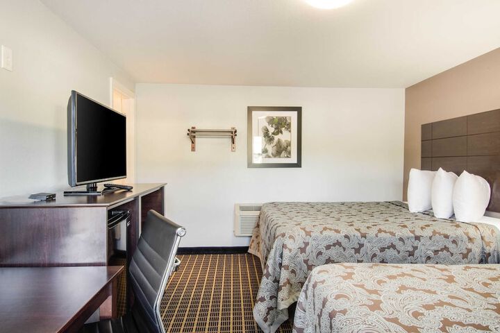 2 Queen Beds (1 of 8)