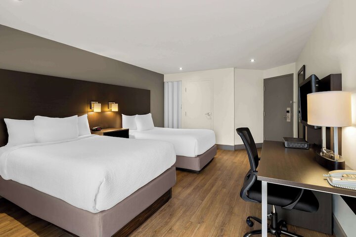 2 Double Beds Pillowtop Mattress Refrigerator, Coffee Maker High Speed Internet Accessible Desk Full Breakfast (3 of 14)