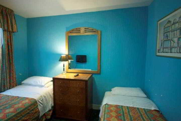 Room 5 of 10
