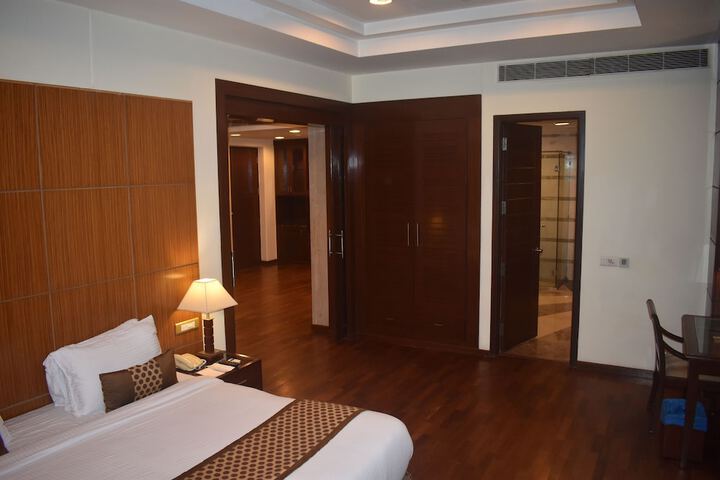 Room 6 of 33