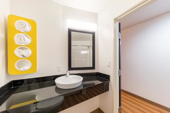 1 Queen Bed Refrigerator (8 of 11)