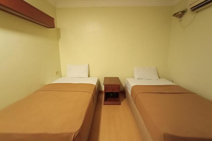 Room 13 of 40