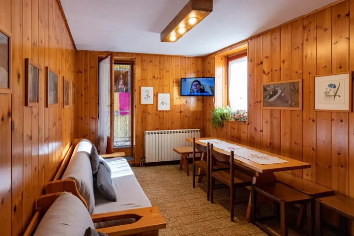 Room 4 of 10