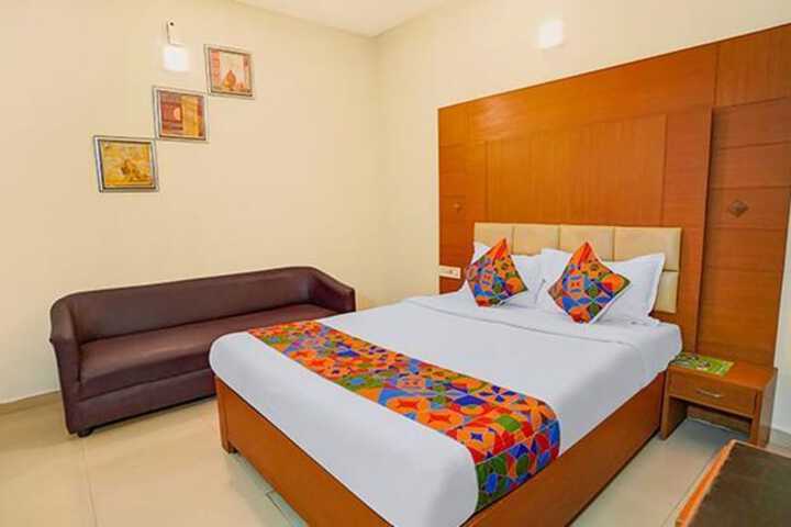 Room 13 of 27