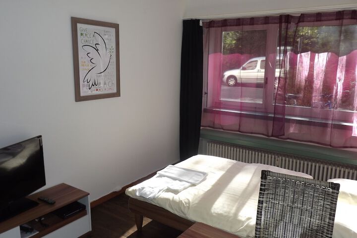 Room 4 of 8