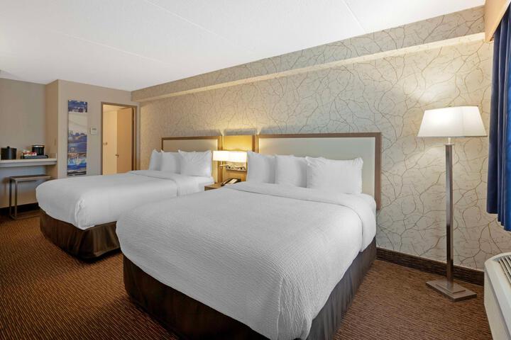 1 Queen Bed Microwave and Refrigerator Work Desk WiFi Continental Breakfast (8 of 20)