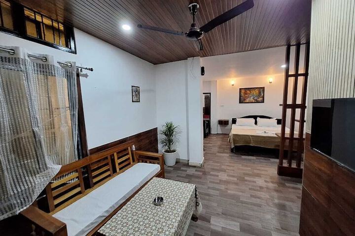 Room 5 of 8