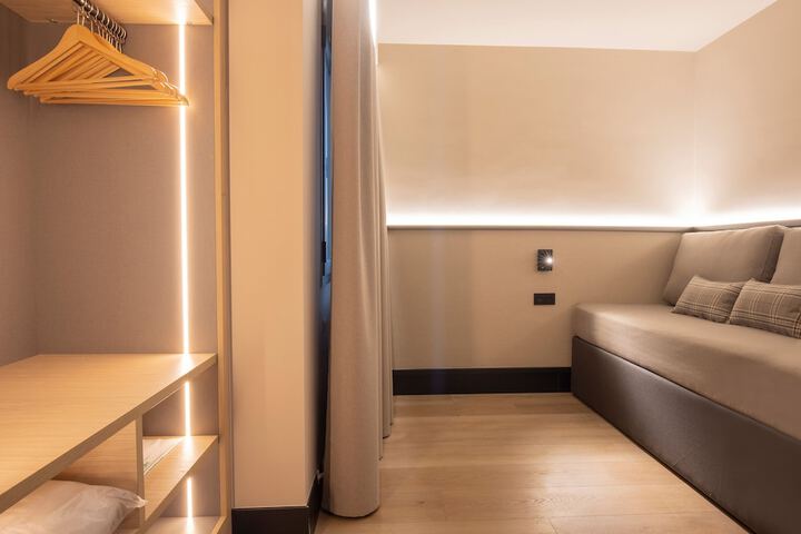Room 12 of 38