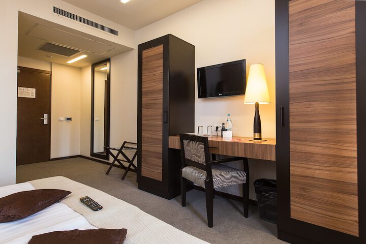 Room 19 of 102