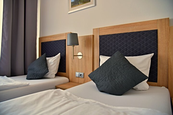 Room 3 of 40