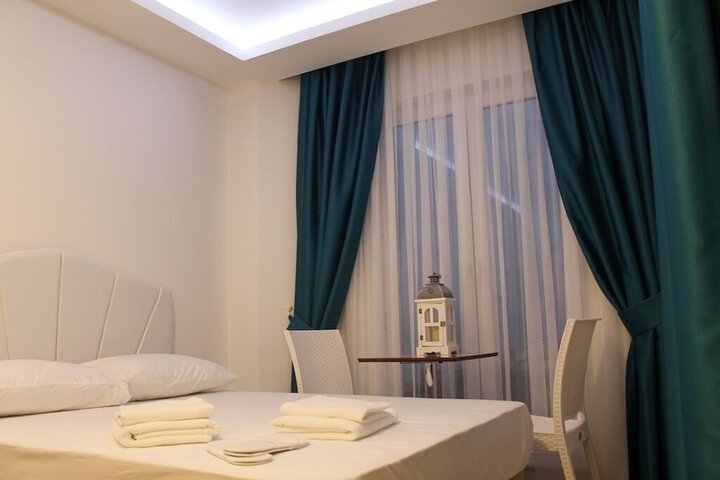Room 2 of 10