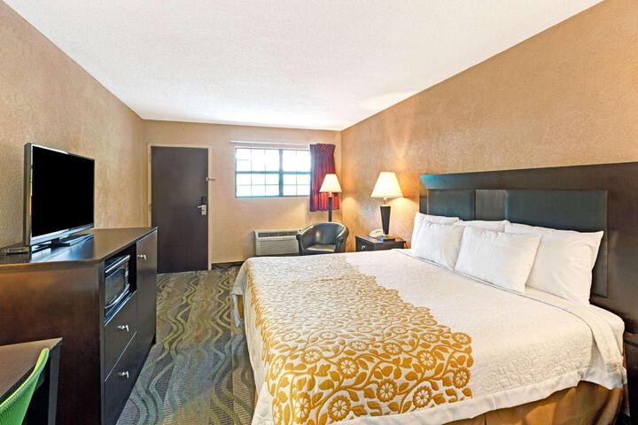 1 King Bed (5 of 6)