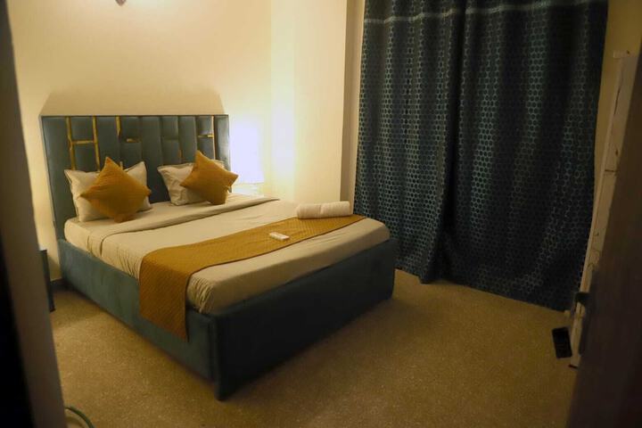 Room 2 of 10